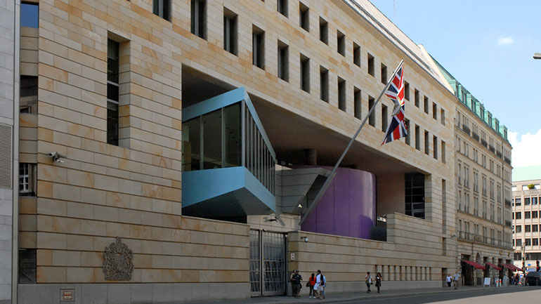 Φύλακας της βρετανικής πρεσβείας στο Βερολίνο κατηγορείται για κατασκοπεία υπέρ της Ρωσίας