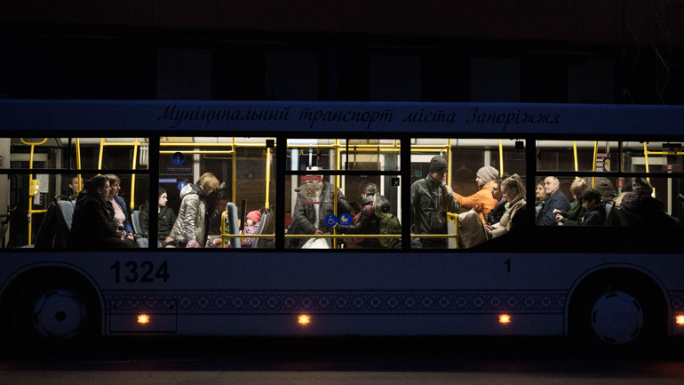 Αυτοκινητοπομπή του Ερυθρού Σταυρού φθάνει στη Ζαπορίζια με πρόσφυγες από τις νοτιοανατολικές περιοχές