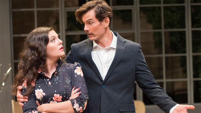 Το έργο «Όποιος θέλει να χωρίσει… να σηκώσει το χέρι του!» για λίγες ακόμα παραστάσεις – Πότε ρίχνει αυλαία;