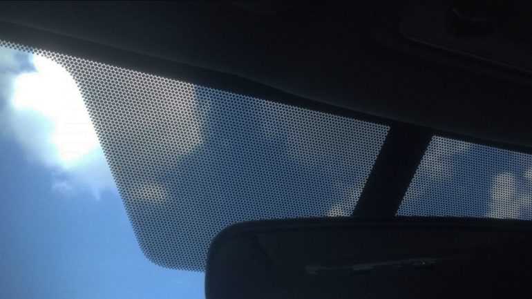 Πού χρησιμεύουν οι μαύρες κουκκίδες στο παρμπρίζ του αυτοκινήτου;