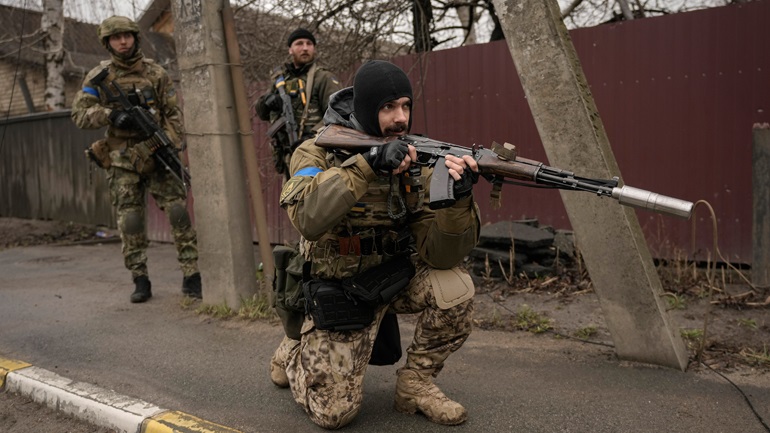 Ηλικιωμένη γυναίκα έκλεψε πυρομαχικά από τους Ρώσους και τα παρέδωσε σε Ουκρανούς