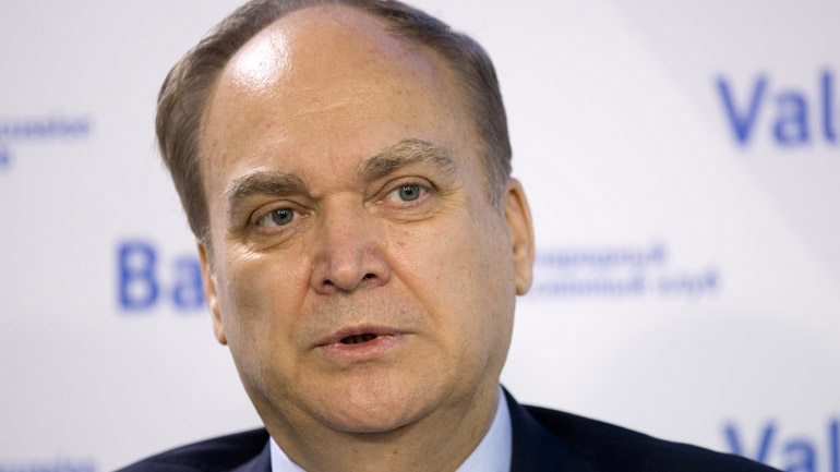 Ανατόλι Αντόνοφ: Οι κυρώσεις των ΗΠΑ σε ρωσικές τράπεζες πλήττουν «τους απλούς πολίτες»