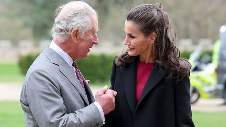 Το χειροφίλημα του πρίγκιπα Κάρολου στη βασίλισσα Letizia που έγινε viral