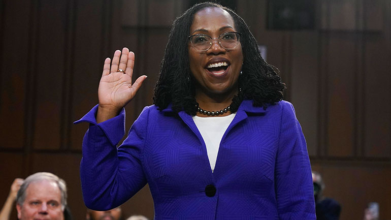 ΗΠΑ: Επικυρώθηκε ο διορισμός της Κετάνζι Μπράουν – Η πρώτη Αφροαμερικανή στο Ανώτατο Δικαστήριο