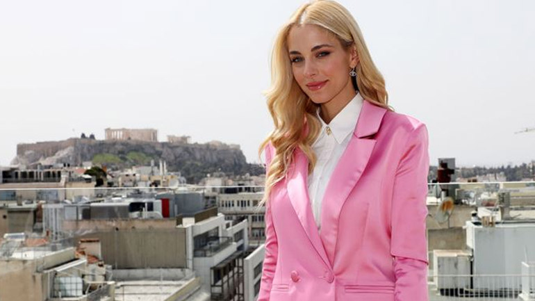 Δούκισσα Νομικού: Κομψή εμφάνιση με ροζ σατέν κουστούμι σε fashion event