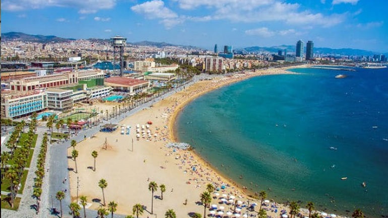 Η Βαρκελώνη απαγορεύει το κάπνισμα στις παραλίες της