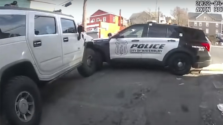 Γυναίκα με Hummer εμβολίζει περιπολικό 