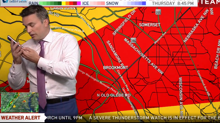 Μετεωρολόγος τηλεφωνεί στα παιδιά του για να τους πει ότι ο ανεμοστρόβιλος πλησιάζει το σπίτι τους