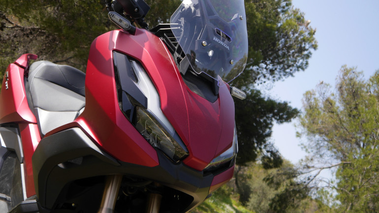 LED φωτιστικά σώματα δανεισμένα από το X-ADV 750.