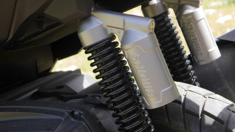 Ποιοτικές αναρτήσεις της Showa με ρύθμιση προφόρτισης.