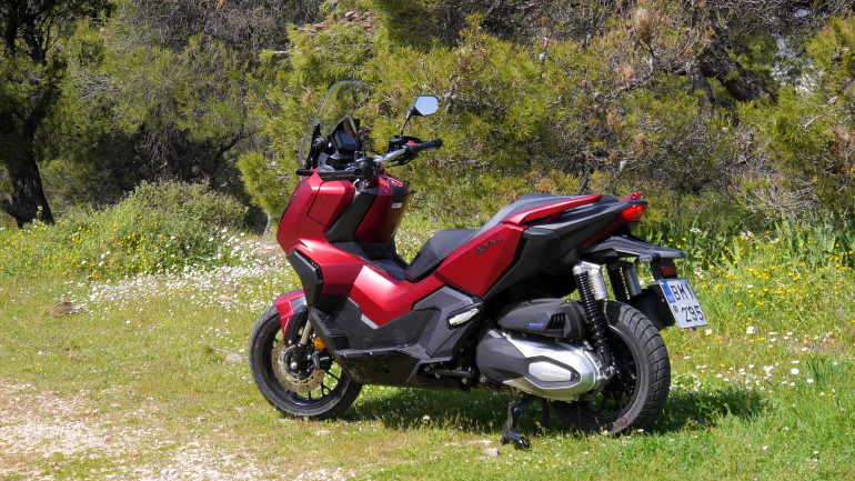 Ξεχωρίζει στο δρόμο κυρίως με τις έντονες γωνίες του.