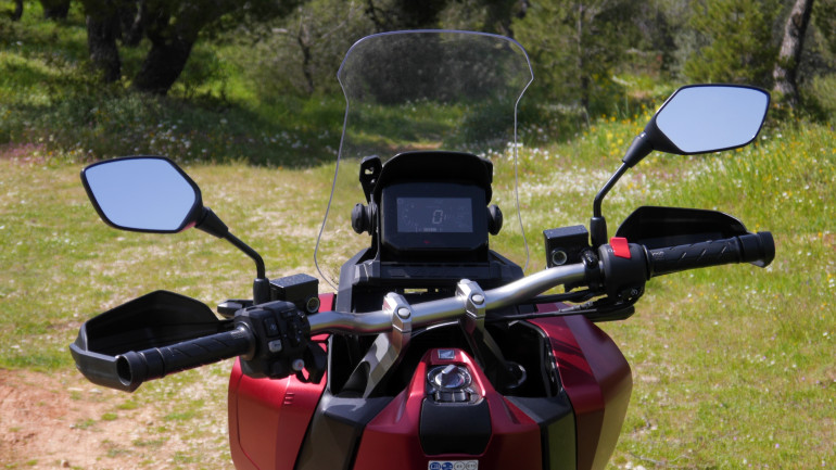 Φαρδύ τιμόνι για πολύ καλό έλεγχο ακόμα και στις χωμάτινες διαδρομές.