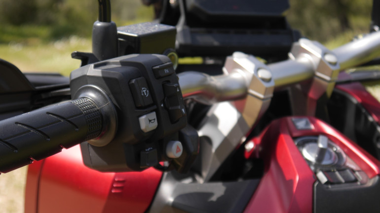 Από την αριστερή πλευρά του τιμονιού γίνεται ο έλεγχος της οθόνης.