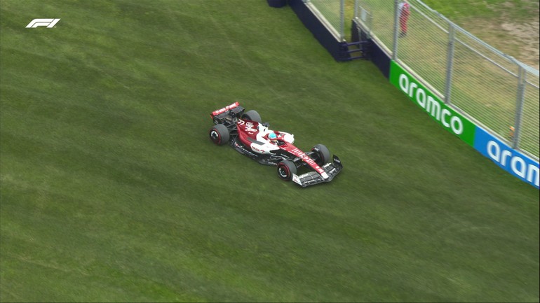 Τι κάνει ο Bottas στο...γρασίδι; 