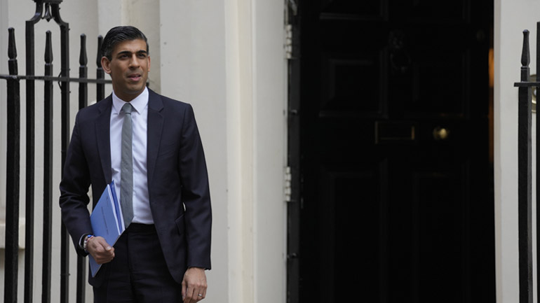 Βρετανία: Αντεπίθεση του υπουργού Οικονομικών μετά την αποκάλυψη ότι η δισεκατομμυριούχος σύζυγός του δεν πληρώνει φόρους