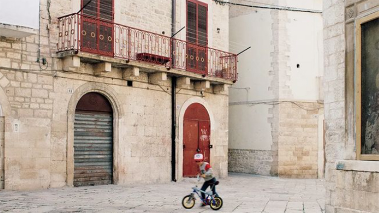 Λεύκωμα για τον φωτογράφο Luigi Ghirri, ύμνος στην Απουλία