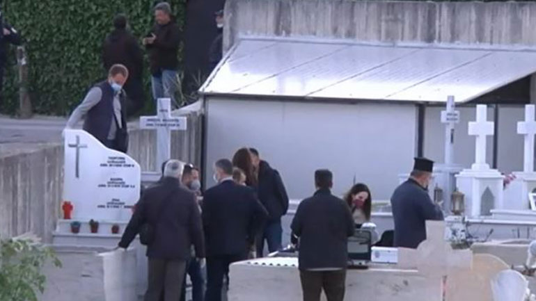 Ανοίχτηκε ο τάφος της Τζωρτζίνας – Οι αστυνομικοί πήραν το τάμπλετ της