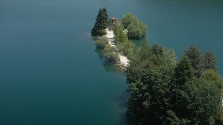 Τηλεοπτικό οδοιπορικό: Η τεχνητή λίμνη Δόξα Φενεού, το αλπικό τοπίο και το ιστορικό μοναστήρι