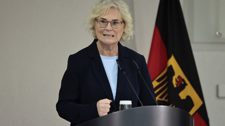 Στο Μάλι η υπουργός Άμυνας της Γερμανίας αξιώνει έρευνα για τις «φρικαλεότητες»