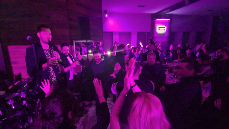 Μια σπέσιαλ ελληνική βραδιά για τους ομογενείς μας στο cafe-bar Njoy του Βούπερταλ