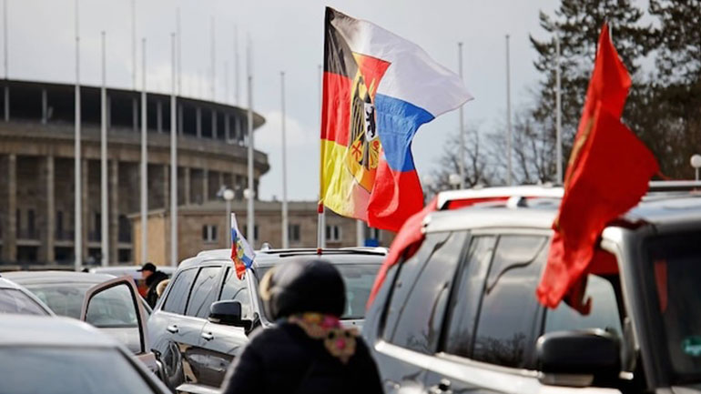 Οπαδοί του Πούτιν διαδηλώνουν στο Αννόβερο