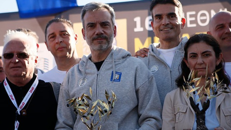 Έλληνες και Τούρκοι αθλητές παρέδωσαν στον δήμαρχο Θεσσαλονίκης Κωνσταντίνο Ζέρβα «χρυσό» κλαδί ελιάς