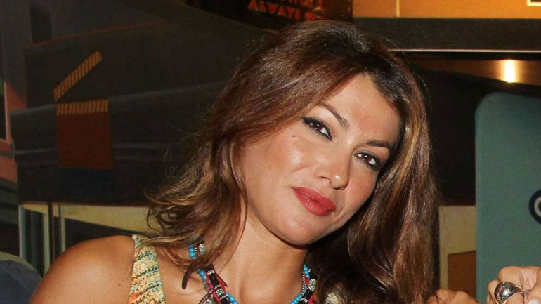 Κλέλια Ρένεση: Στέκεται δίπλα στους μη εμβολιασμένους υγειονομικούς – «Δώστε στον κόσμο πίσω τη δουλειά του»