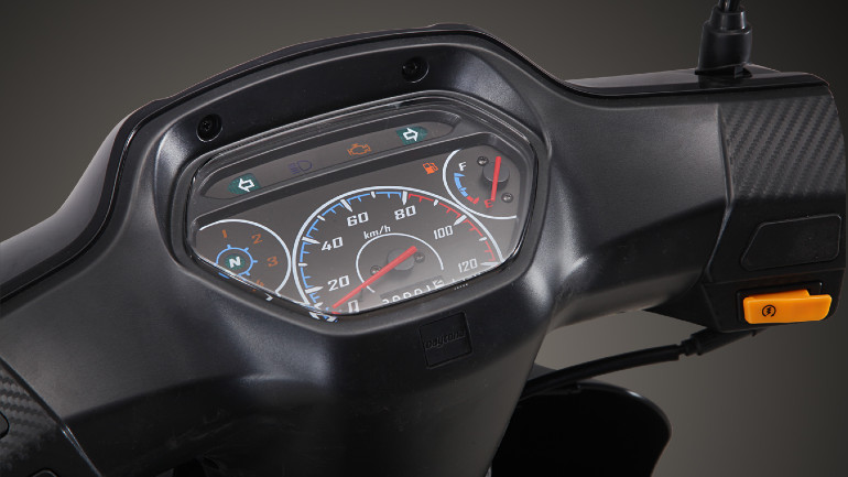 Ευανάγνωστα όργανα με carbon πινελιές στο τιμόνι!