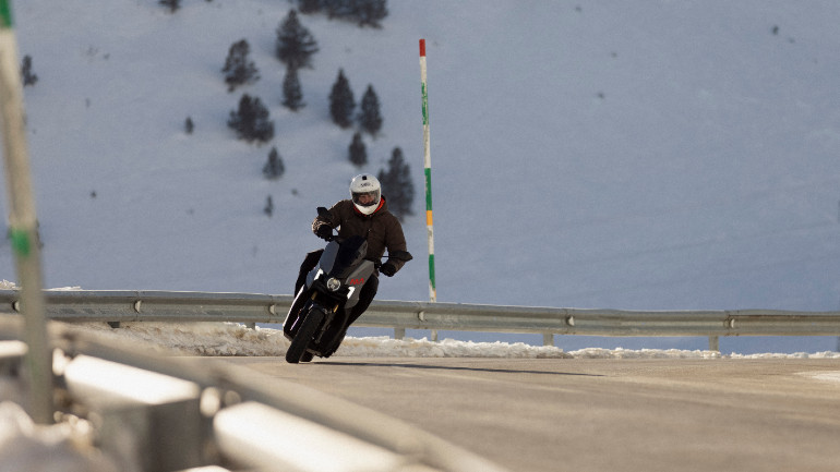 Χιόνια και κρύο άφησαν ανεπηρέαστο το ηλεκτρικό scooter.