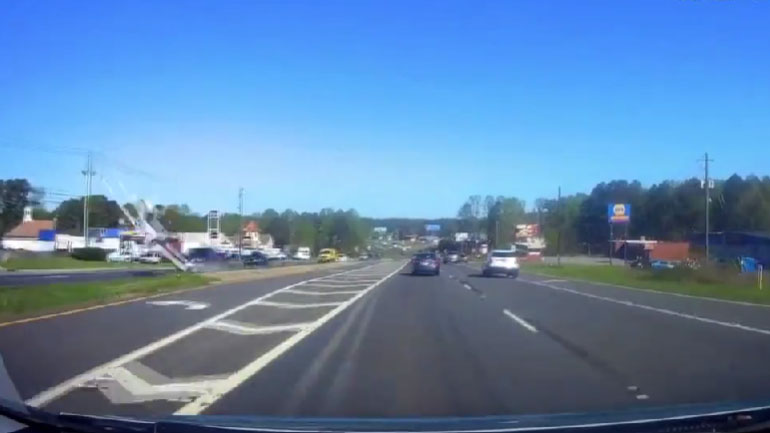 Αεροπλάνο πέφτει σε αυτοκινητόδρομο