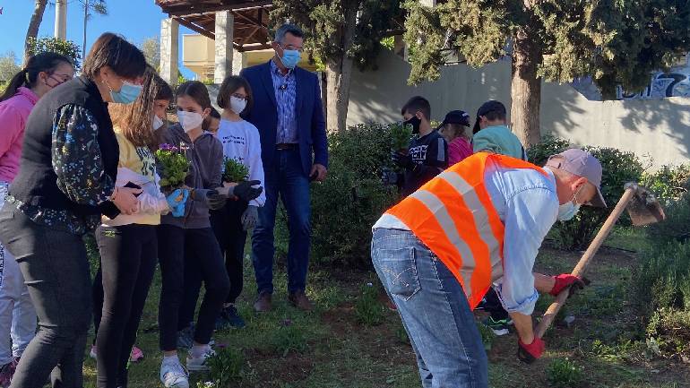 Οι μαθητές του 8ου Δημοτικού Σχολείου Θήβας φυτεύουν και «υιοθετούν» λουλούδια