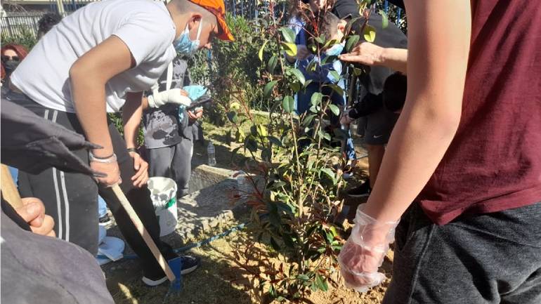 Οι μαθητές του 1ου ΓΕ.Λ. Νέας Ιωνίας ομόρφυναν τον πεζόδρομο της οδού Κιρκίνης