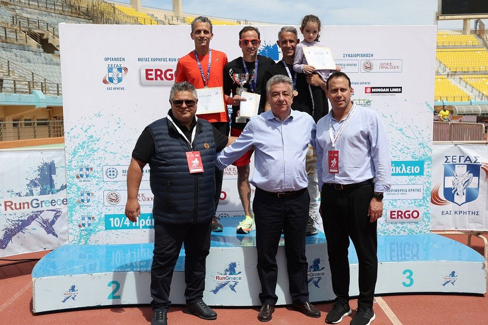  Οι Δημήτρης Χαραλαμπάκης, Πρόεδρος Σωματείου Πρακτόρων ΟΠΑΠ Ηρακλείου, Σταύρος Αρναουτάκης, Περιφερειάρχης Κρήτης και Κώστας Κεντέρης, Αντιπρόεδρος ΣΕΓΑΣ, βραβεύουν τους δρομείς που τερμάτισαν πρώτοι στον αγώνα των 10 χλμ.