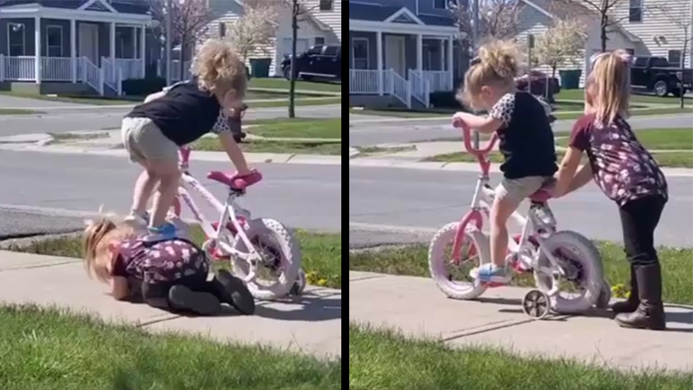 Βοήθεια σε μια φίλη να ανέβει στο ποδήλατο