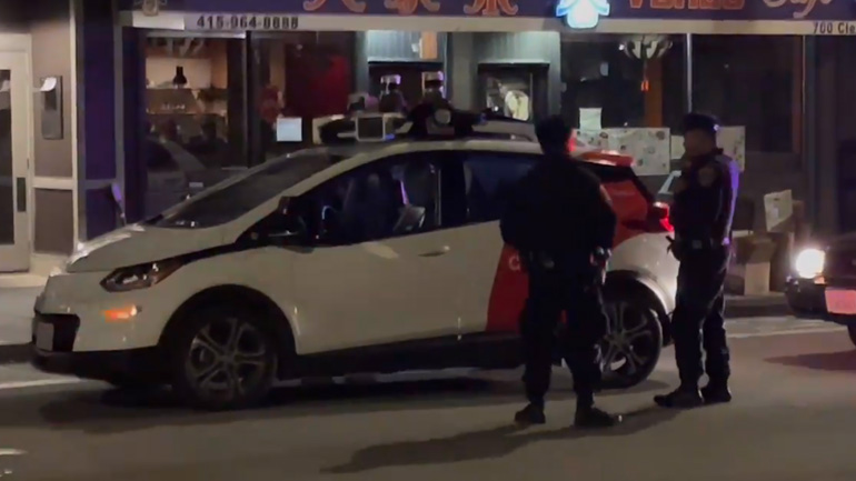 Η αστυνομία σταματάει ένα αυτοκίνητο χωρίς οδηγό