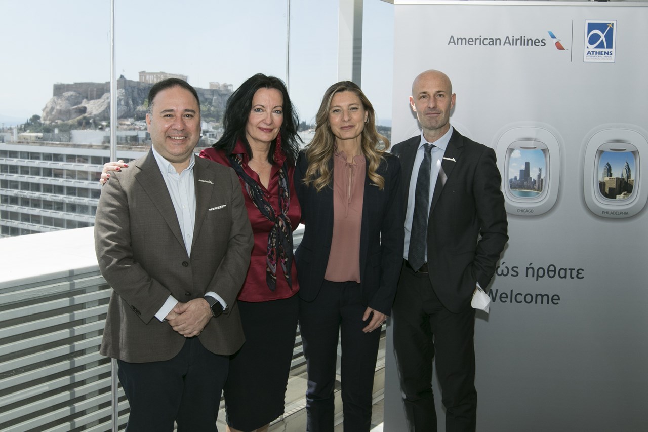  Από αριστερά ο κ. Cristian Lizana Prado, Regional Director for Europe Sales, American Airlines, η κ. Ιωάννα Παπαδοπούλου, Διευθύντρια Επικοινωνίας & Μάρκετινγκ, Διεθνής Αερολιμένας Αθηνών, η κ. Cristina Casati, Regional Sales Manager Southeast Europe, American Airlines και ο κ. Adriano Gabrielli, Channel Sales Manager Southeast Europe, American Airlines