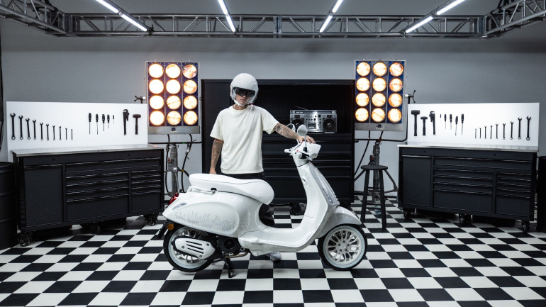 Ολόλευκο κράνος, ολόλευκη Sprint, αυτή είναι η άποψη του Justin Bieber.