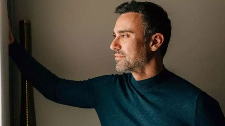 Γιώργος Καπουτζίδης: Με πατερίτσες στην παρουσίαση της νέας του σειράς