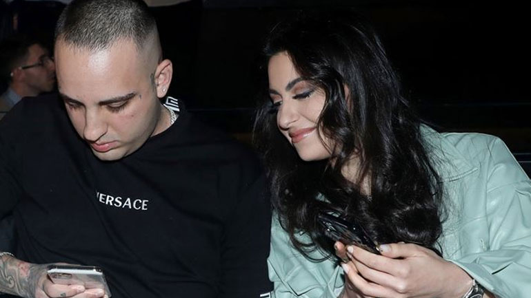 Mad Clip: Η πρώτη δημόσια εμφάνιση της πρώην συντρόφου του Αρετής επτά μήνες από τον θάνατό του