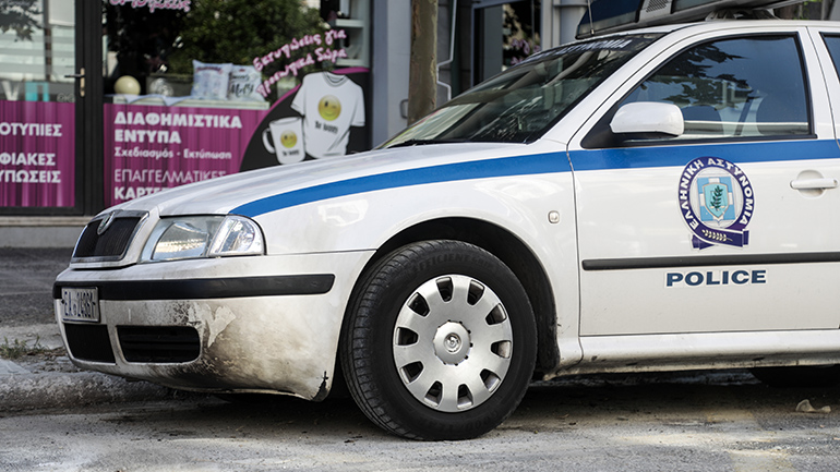 Άγνωστοι πέταξαν πέτρες και μάρμαρα σε περιπολικά έξω από την ΑΣΟΕΕ