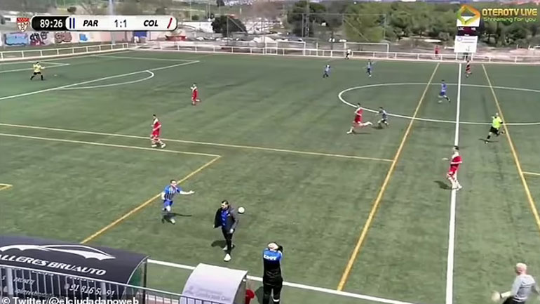 Ο βοηθός προπονητή έβαλε το… ποδαράκι του και τίναξε στον αέρα το παιχνίδι!