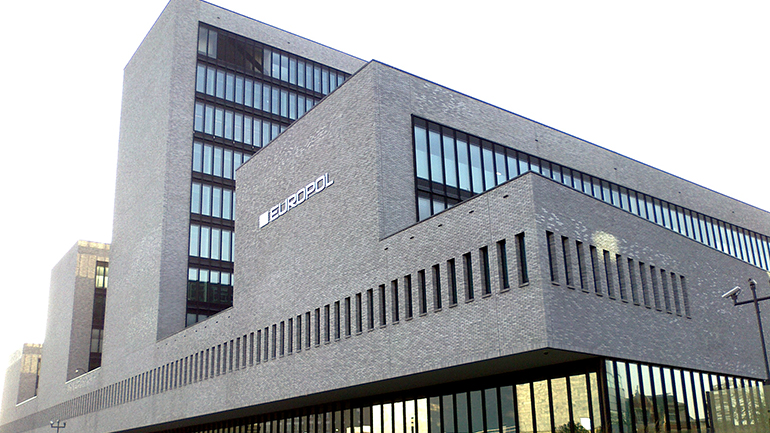 Ουκρανία: Οι πόροι των Ρώσων στο στόχαστρο της Europol – Επιβολή κυρώσεων από ΕΕ