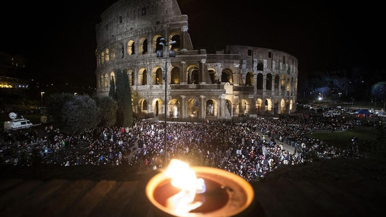 Πρεσβεία Ουκρανίας: Όχι στο να σηκωθεί ο ξύλινος Σταυρός στο Κολοσσαίο από ουκρανική και ρωσική οικογένεια μαζί