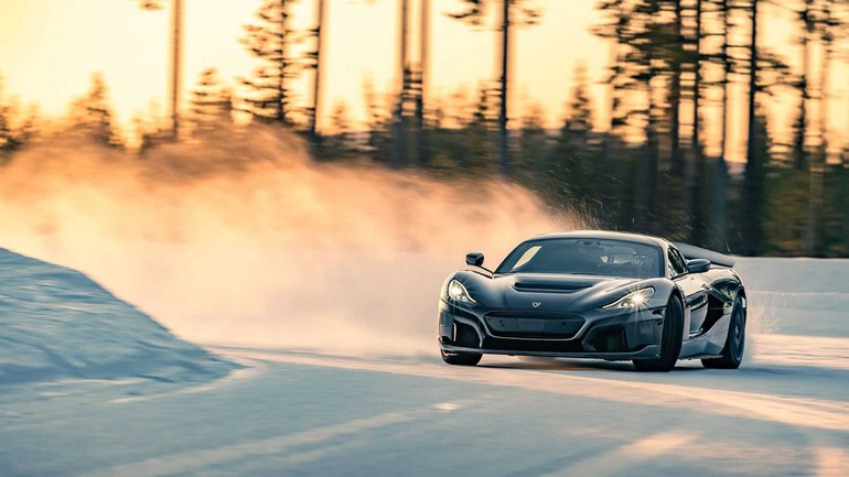 «Ζωγραφίζοντας» στα χιόνια με πινέλο δύο εκατομμυρίων ευρώ και 1.914 ίππων