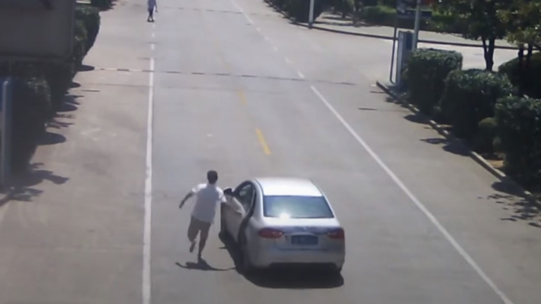 Ξυπόλητος οδηγός ταξί τρέχει και σταματάει Ι.Χ. στο οποίο υπάρχουν δύο μωρά