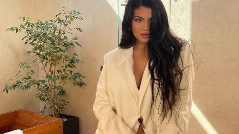 Η Kylie Jenner ποζάρει με την πιο περιζήτητη τσάντα της σεζόν