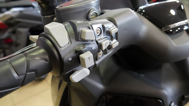 Ο χειρισμός όλων των λειτουργιών γίνεται από τους διακόπτες στο τιμόνι.