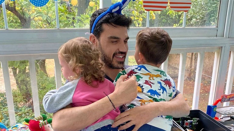 Παντελής Τουτουντζής: «Με τον σύντροφό μου απευθυνθήκαμε σε παρένθετη μητέρα και κάναμε τα παιδιά μας»