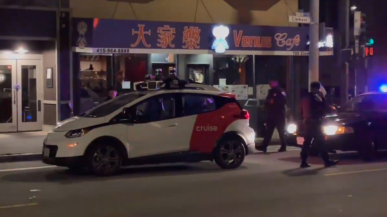 Αστυνομικοί «τα χάνουν» όταν συνειδητοποιούν πως σταμάτησαν Ι.Χ. χωρίς οδηγό