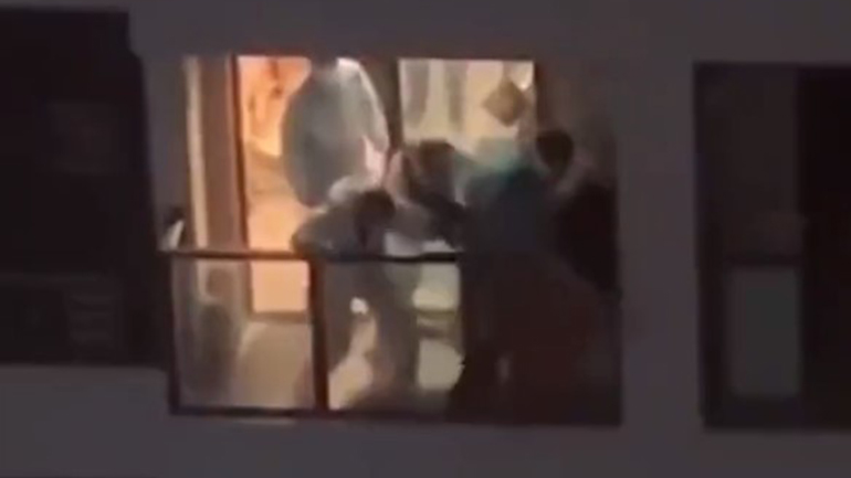 Σαγκάη: Συλλαμβάνουν κατοίκους στα σπίτια τους και τους πάνε σε χώρους καραντίνας